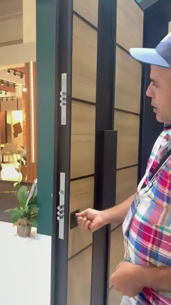 Tranche d'une porte ouverte pendant la démonstration de serrure