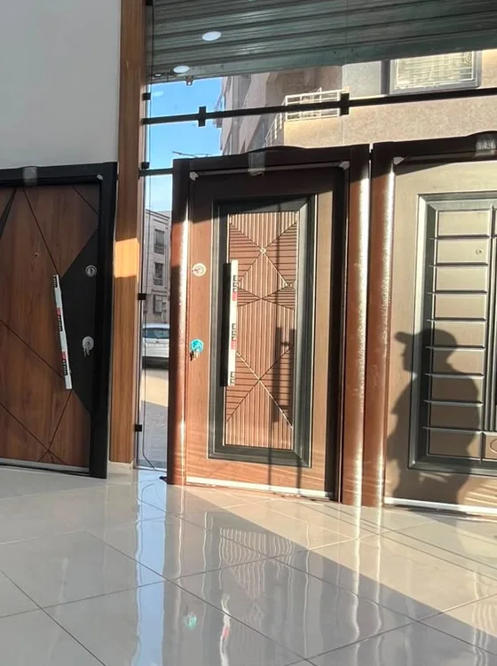 Portes à motifs nid d'abeille, arc et diagonales au fond du showroom