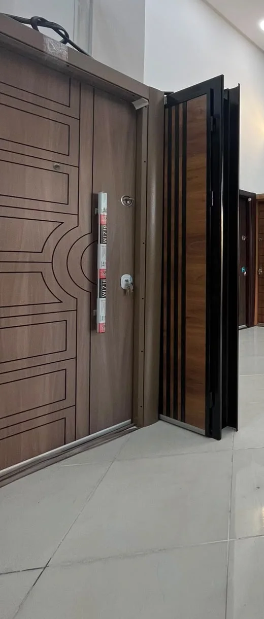 Porte décorative à lignes courbes, exposée à gauche du showroom