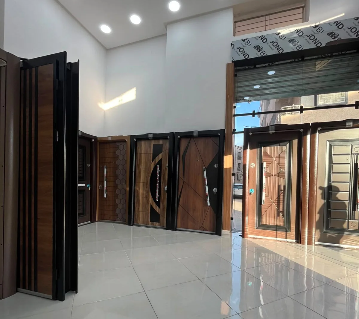 Salle d'exposition Nada à Fès, avec plusieurs portes décoratives alignées