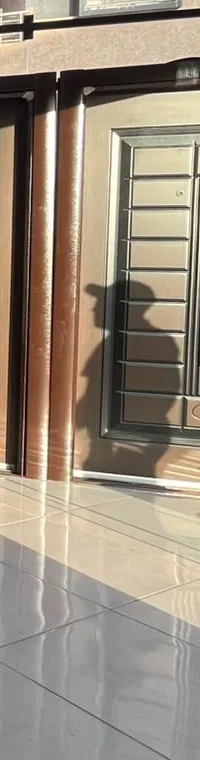 Deux portes exposées près de l'ouverture sur la rue